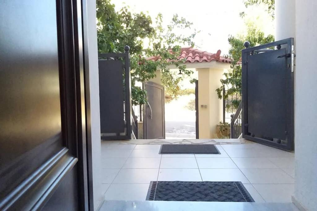 New, Bright, Cozy, Autonomous Apartment With Private Entrance And Garden, 42 M2, 5Min To The Beach And City Center Каламата Экстерьер фото