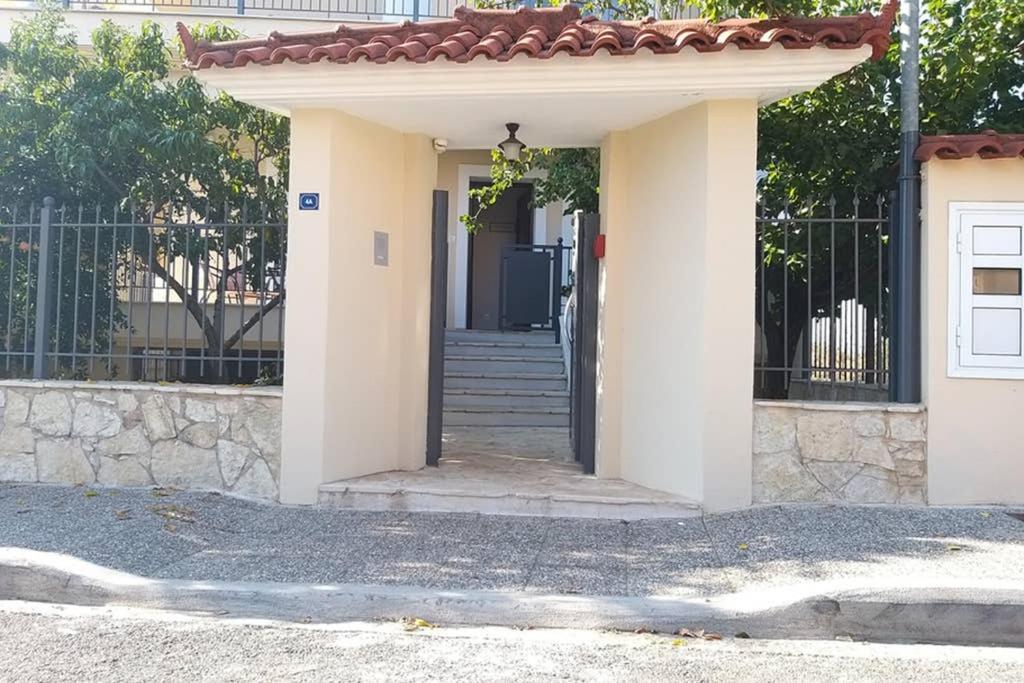 New, Bright, Cozy, Autonomous Apartment With Private Entrance And Garden, 42 M2, 5Min To The Beach And City Center Каламата Экстерьер фото