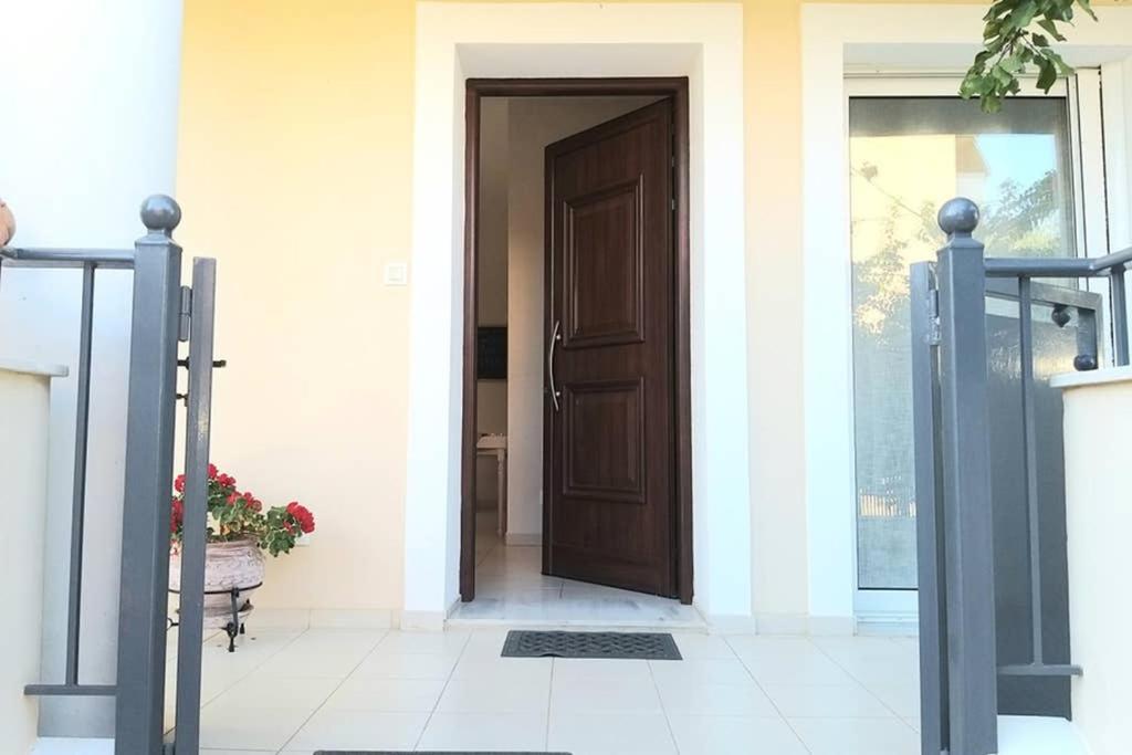 New, Bright, Cozy, Autonomous Apartment With Private Entrance And Garden, 42 M2, 5Min To The Beach And City Center Каламата Экстерьер фото