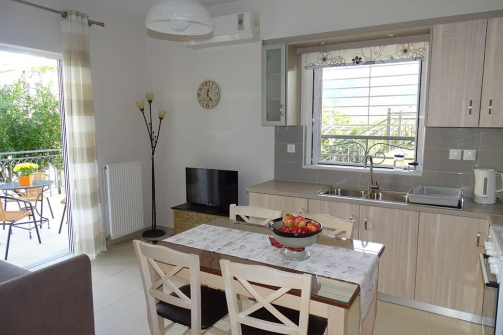 New, Bright, Cozy, Autonomous Apartment With Private Entrance And Garden, 42 M2, 5Min To The Beach And City Center Каламата Экстерьер фото