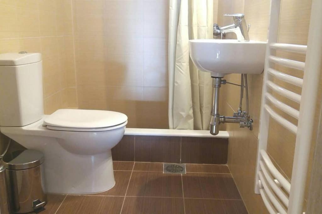 New, Bright, Cozy, Autonomous Apartment With Private Entrance And Garden, 42 M2, 5Min To The Beach And City Center Каламата Экстерьер фото