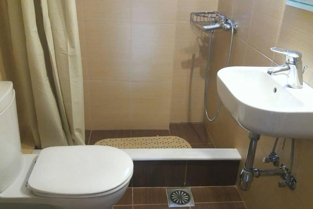 New, Bright, Cozy, Autonomous Apartment With Private Entrance And Garden, 42 M2, 5Min To The Beach And City Center Каламата Экстерьер фото